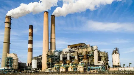 Planta industrial con chimeneas en operación