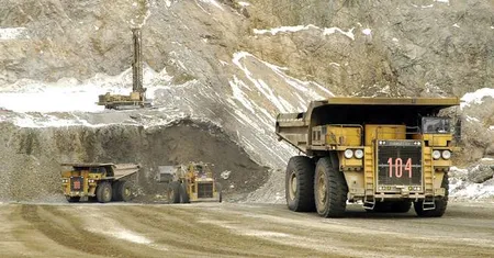 Faena minera con camiones de extracción trabajando en el rajo